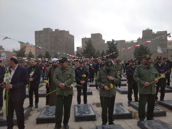 مراسم عطرافشانی مزار شهدا با حضور پرشکوه نوجوانان دهه نودی