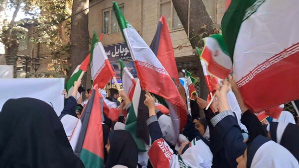 حضور پرشور دانش‌آموزان مدارس شهرستان دماوند، در راهپیمایی یوم‌الله ۱۳ آبان