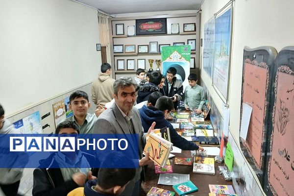 هفته کتاب و کتابخوانی در مدارس ناحیه دو شهرری 
