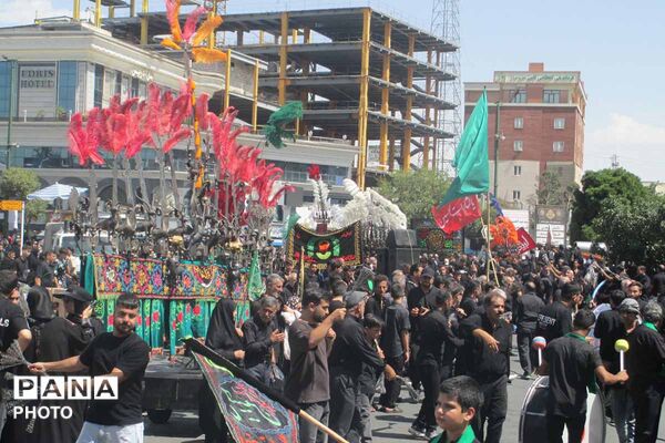 حضور میلیونی زائران در مشهد