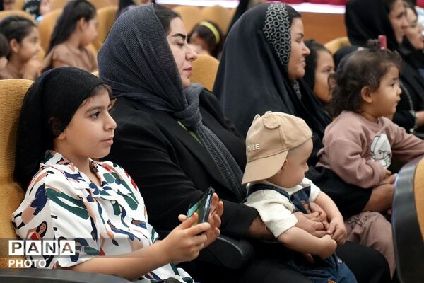جشن شکوه مادری و همایش تجلیل از سفیران جوانی جمعیت در بهارستان‌دو