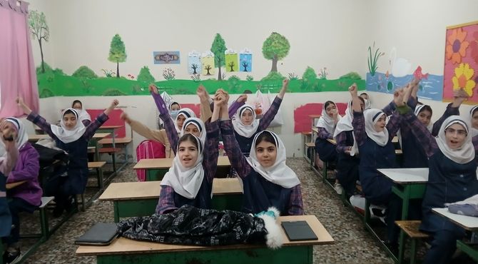 اجرای سرود «ایران رنگی» با لهجه‌های محلی توسط دانش‌آموزان مدرسه حجت ابن الحسن(عج)