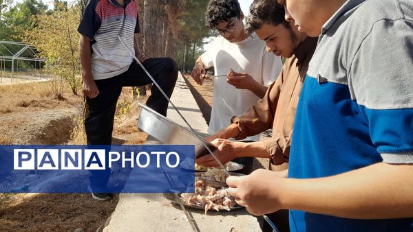 خودکفایی در آشپزی؛ دانش‌آموزان جوجه را از زغال تا سفره رساندند