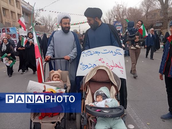 جلوه‌هایی از حضور پرشور دهه نودی‌ها در راهپیمایی ۲۲ بهمن در یزد