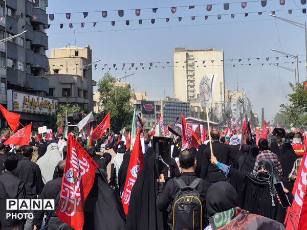 اشک یک ملت در بدرقه رهبر شهید