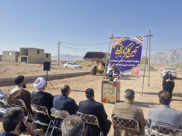 آیین کلنگ زنی پروژه آموزشی ۹ کلاسه هوشمند خیری روستای بهادران مهریز