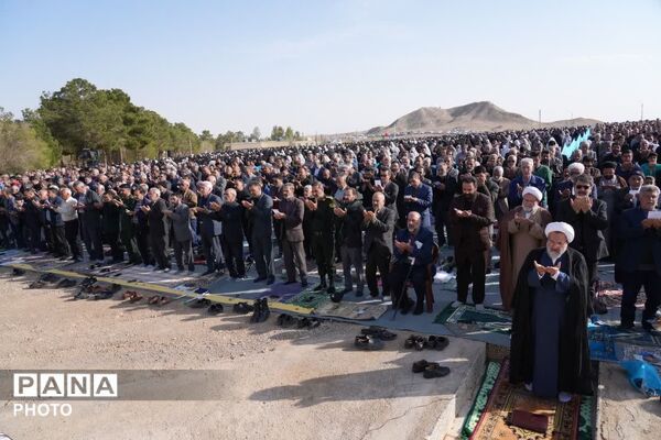 شکوه حضور ابرکوهی‌ها در نماز جماعت عید سعید فطر