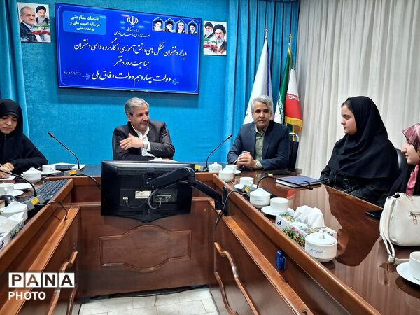 دیدار دختران تشکل های دانش آموزی و کار گروه دائمی دختران با فرماندار کاشمر 
