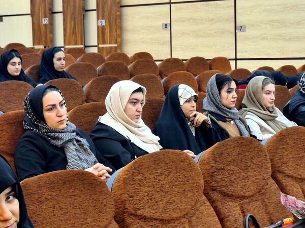 گرامیداشت معلمان و فارغ‌التحصیلان در دبیرستان شهید بابایی