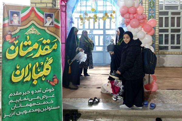 اعتکاف دانش‌آموزی رباط‌کریم با پرچم‌گردانی حضرت ابوالفضل(ع)