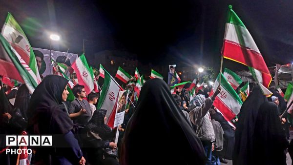 حضور پرشور مردم در تجمع انقلابی، صحنه‌ای از همبستگی و آرمان‌خواهی