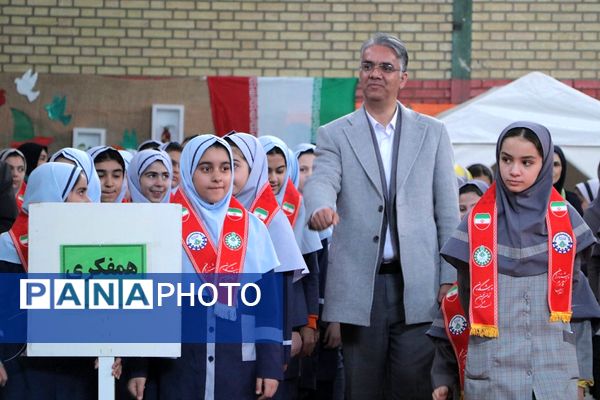 همایش «یاوران انقلاب» در بهارستان‌دو