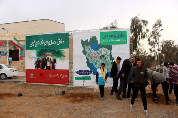 جلوه‌هایی از آیین درختکاری در اردوگاه شهدای 15 خرداد قم