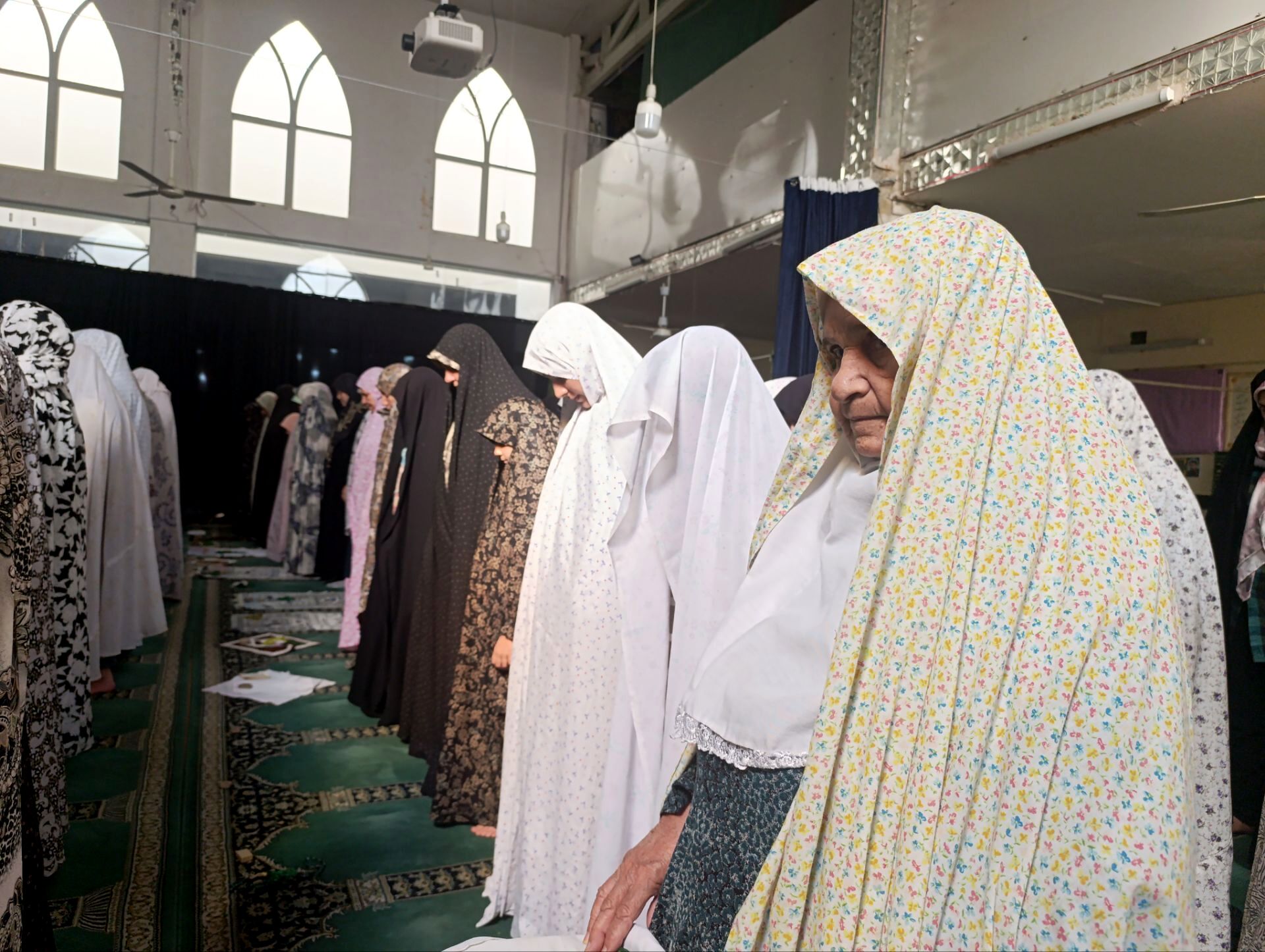 سکوت و مناجات در مشهد مقدس اعتکاف رجبیه مسجد حسین‌بن‌علی(ع) جوانان را گرد هم آورد
