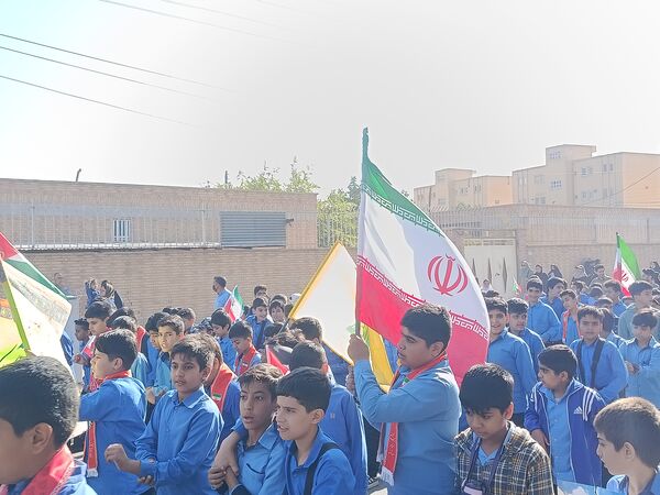 فریاد یک‌پارچهٔ دانش‌آموزان حاجی‌آباد در مسیر استقلال