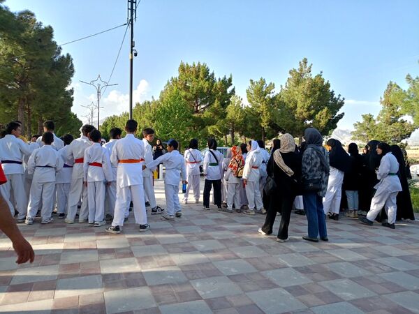 قدم هایی به عشق معلمان