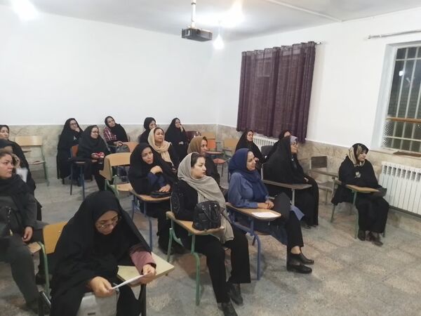  دیدار دبیران با اولیا در دبیرستان دخترانه فاطمیه 