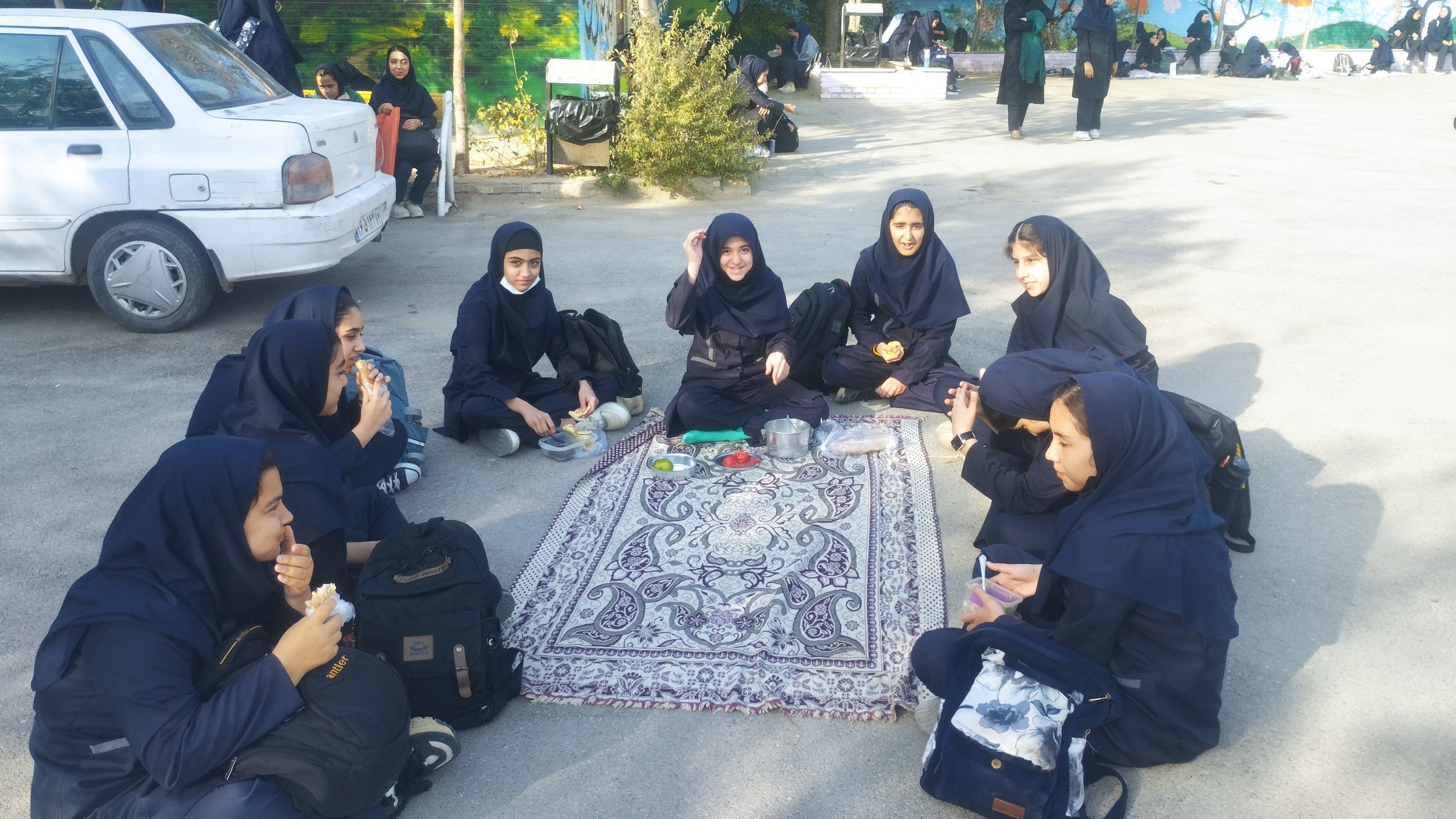 دور همی دخترانه همزمان با هفته بهداشت روان در دبیرستان فرهنگیان 