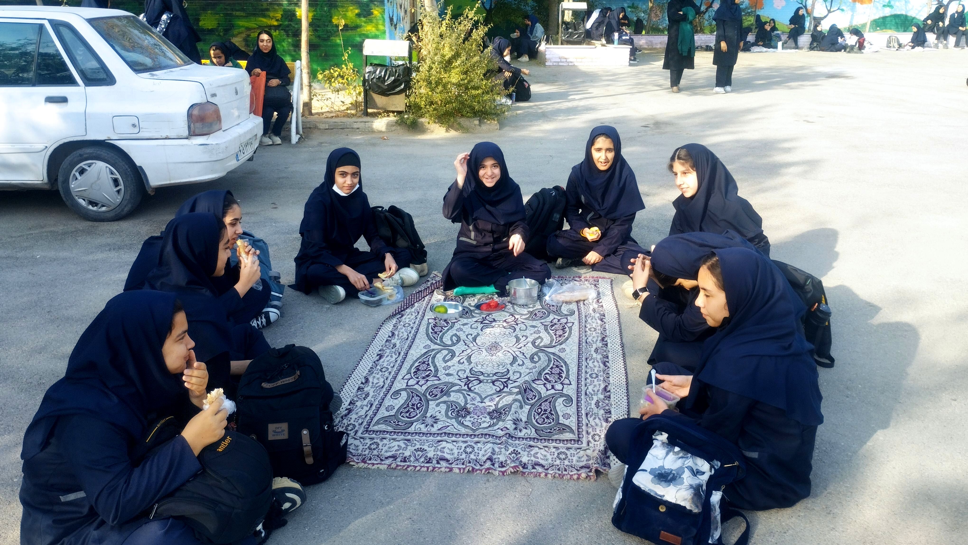 دور همی دخترانه همزمان با هفته بهداشت روان در دبیرستان فرهنگیان 