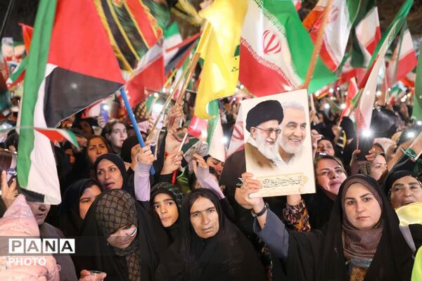 شب سی‌ و دوم ایستادگی یاسوجی‌ها به مناسبت روز جمهوری اسلامی ایران 