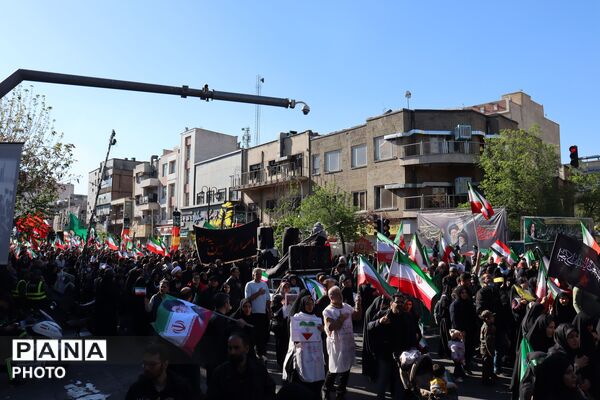 تک تک خیابان‌هاى تهران، سیاه پوش پدر امت