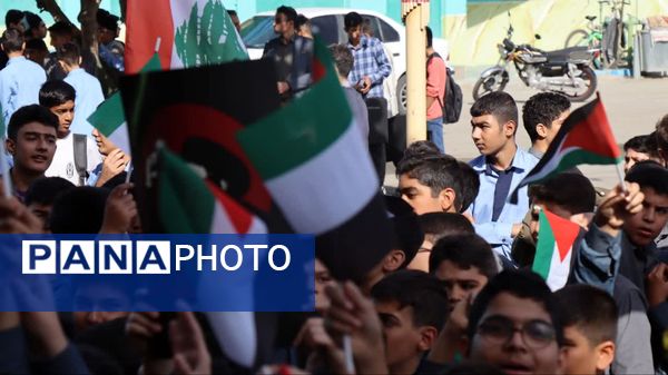  ادای احترام دانش‌آموزان و فرهنگیان شهرستان پاکدشت به مقام شامخ شهیدان مقاومت و شهید سید حسن نصرالله 