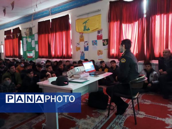 کارگاه آموزشی پیشگیری از آسیب‌های فضای مجازی در دبیرستان رجایی