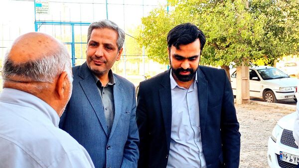 فرماندار کاشمر از سالن و چمن مصنوعی روستای قوژد بازدید کرد
