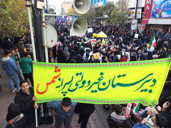 حضور دانش‌آموزان زنجانی در راهپیمایی روز ۱۳ آبان 