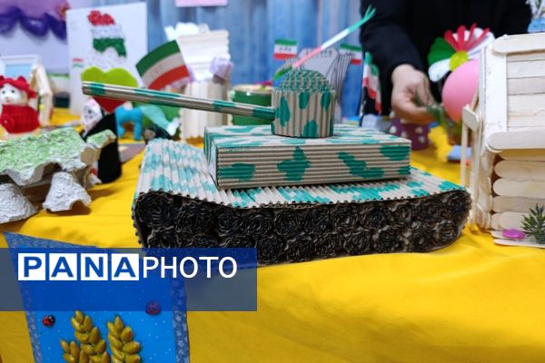  نمایشگاه دستاوردهای انقلاب و روایت‌های فجر در دبستان سمیه شهریار