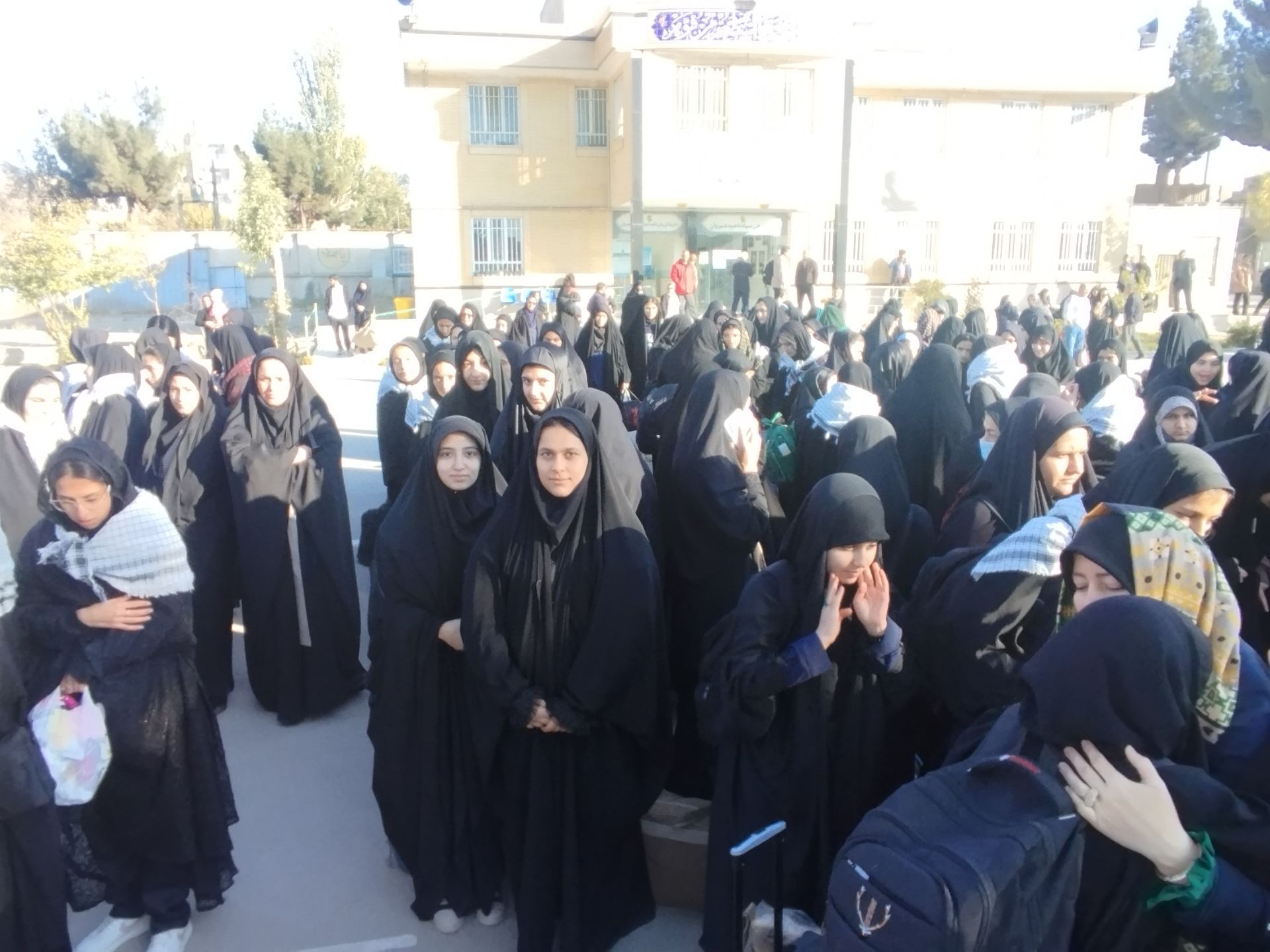 اعزام دانش‌آموزان دبیرستان‌های دخترانه شهرستان شیروان دوره متوسطه دوم به اردوری راهیان نور مناطق جنوب کشور