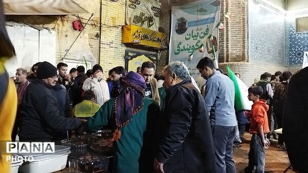 گذری بر فعالیت چایخانه فاطمه الزهرای نیشابور در مراسم چهلم رهبر شهید و شهدای میناب