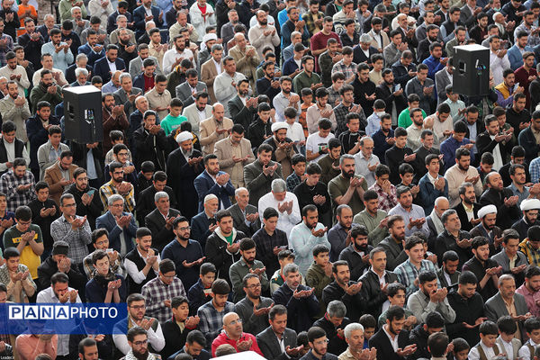 اقامه نماز عید فطر به امامت مقام معظم رهبری