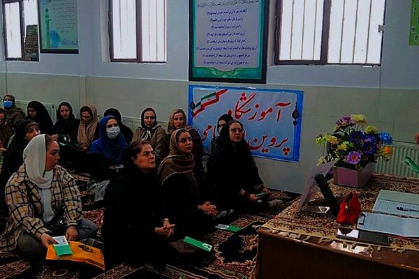 جلسه آموزش خانواده در دبیرستان پروین اعتصامی