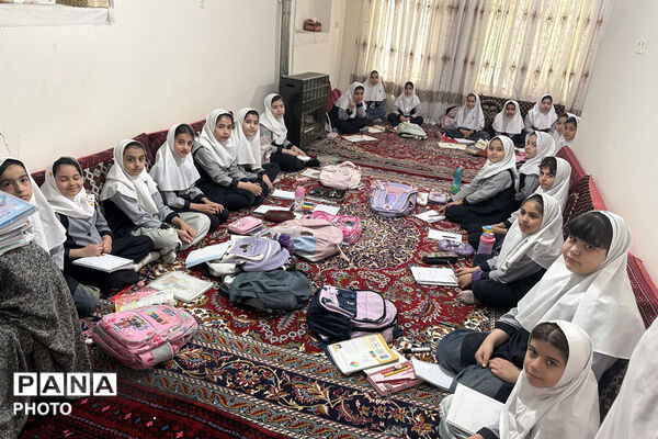 فداکاری معلم شیروانی برای برگزاری کلاس حضوری در خانه یک مادر مهربان
