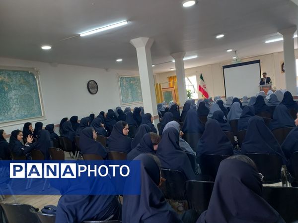 حضور آتش نشان به مناسبت وز آتش نشان و ایمنی در مدرسه نمونه دولتی وکیلی ۱۰