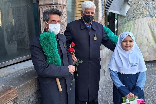 حضور دختران دبستان حکمت نبوی ناحیه دو شهرری در مراسم جشن عبادت