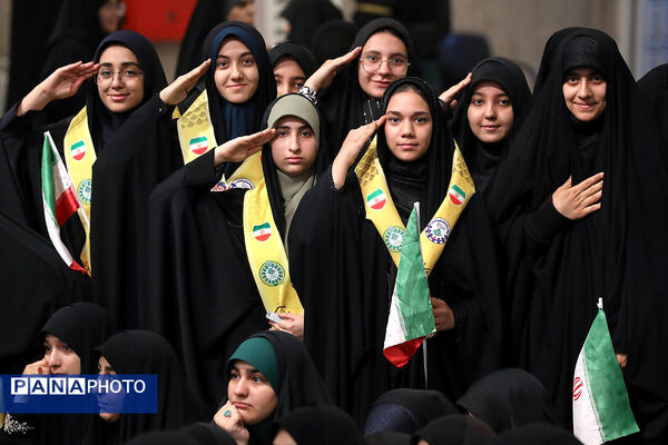 دیدار هزاران نفر از دانش‌آموزان و دانشجویان با رهبر انقلاب