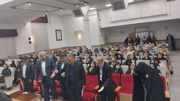 جلسه انجمن اولیا و مربیان در دبیرستان دوره دوم آرمینه مصلی نژاد