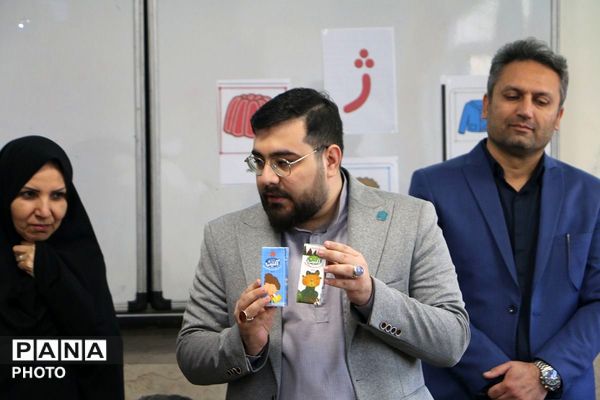 توزیع شیر رایگان در دبستان علی‌اکبر طالبی شهرری