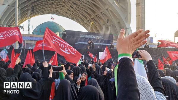 حضور فرهنگیان در آیین وداع با پیکر مطهر رهبر شهید در مصلی تهران 