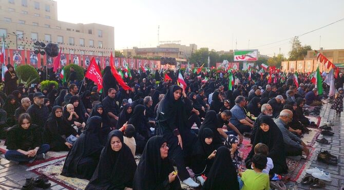 تپشِ دلهای جاماندگان تشییع امام شهید در میدان امام حسین (ع) اصفهان