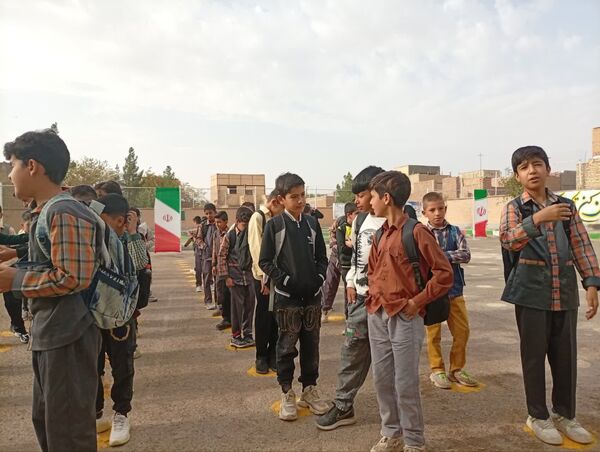آغاز بازگشایی مدارس و شور و حال دانش آموزان دبستان شهید پسندیده فدافن در نخستین روز پاییز