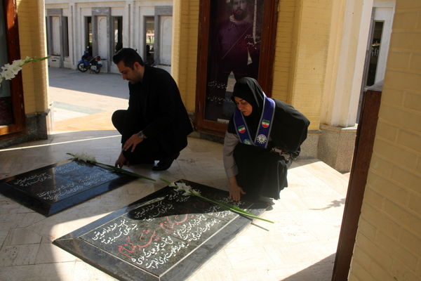 تجدید میثاق مدیر سازمان دانش آموزی استان بوشهر با شهدا