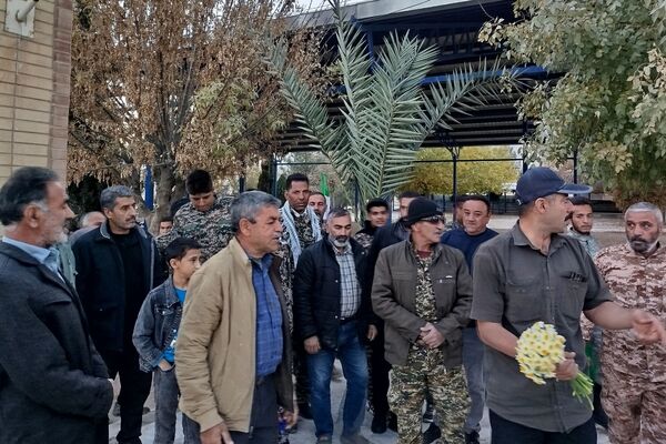 غبار روبی و عطرافشانی قبور مطهر شهدای روستای ظفرآباد