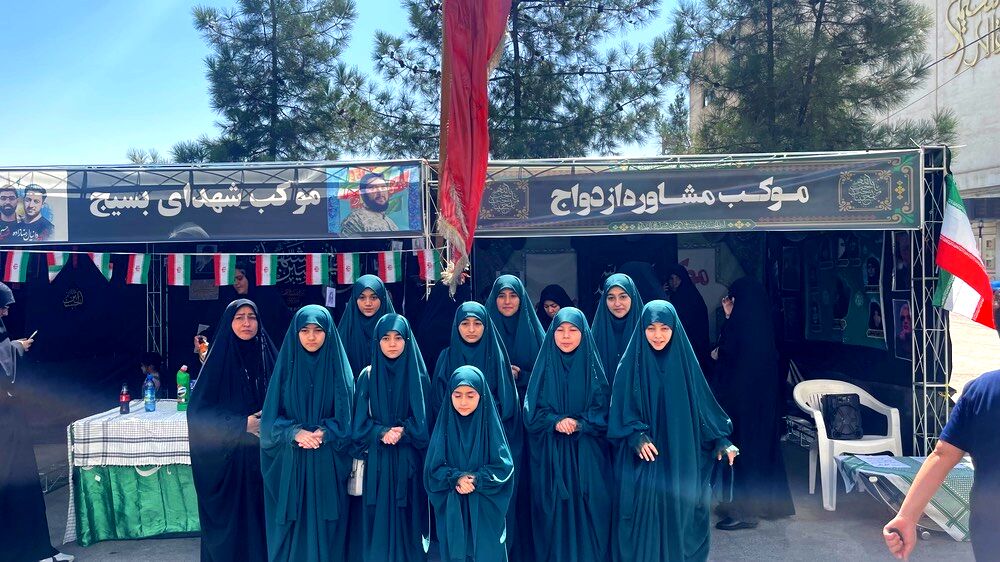 بازآفرینی مسیر عشق؛ جاماندگان اربعین در شبیه‌سازی مواکب نجف تا کربلا گردهم آمدند‌.
