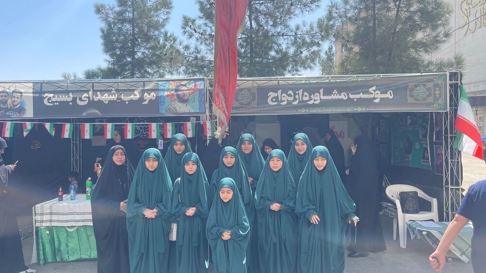 بازآفرینی مسیر عشق؛ جاماندگان اربعین در شبیه‌سازی مواکب نجف تا کربلا گردهم آمدند‌.