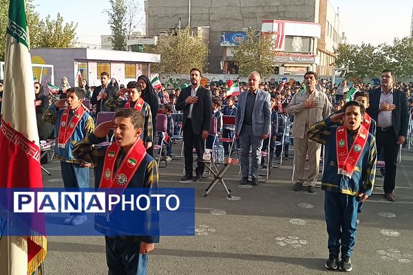 دانش‌آموزان دبستان معمارزاده در سیزده آبان