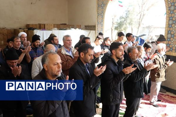 حضور دانش آموزان آموزشگاه شهدای گلدسته و مردم چهاردانگه در نماز جمعه 