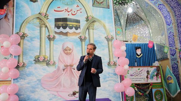حضور پرشور مکلفین در مصلی بزرگ امام خامنه‌ای(مدظله العالی) با حضور بیش از ۱۰۰۰ هزار دانش‌آموز شهرستان
